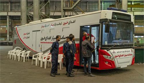 استقبال گسترده پرسنل آذرآب از اهدای خون در محل کارخانه